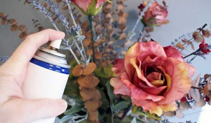 Chăm sóc cây hoa giả bằng dung dịch chuyên dụng - làm sạch hoa lụa giả không khác gì đồ mới