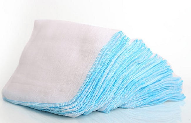Chăm sóc cây hoa giả bằng khăn mềm - làm sạch hoa lụa giả không khác gì đồ mới