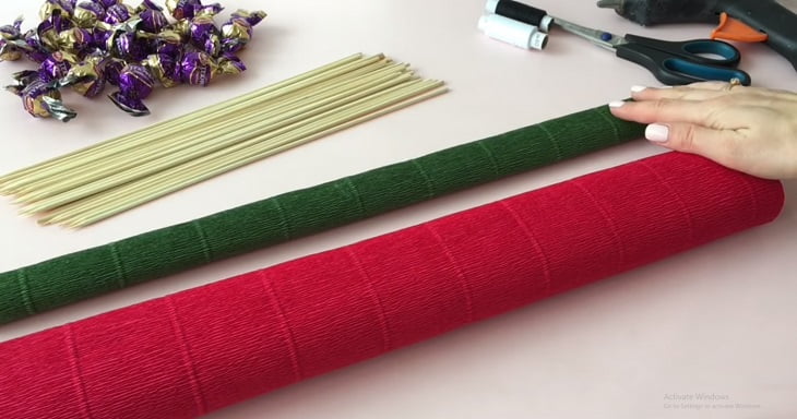 Cách làm một bó hoa hồng hoàn chỉnh bằng giấy nhún -b1