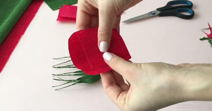 Cách làm một bó hoa hồng hoàn chỉnh bằng giấy nhún -b6
