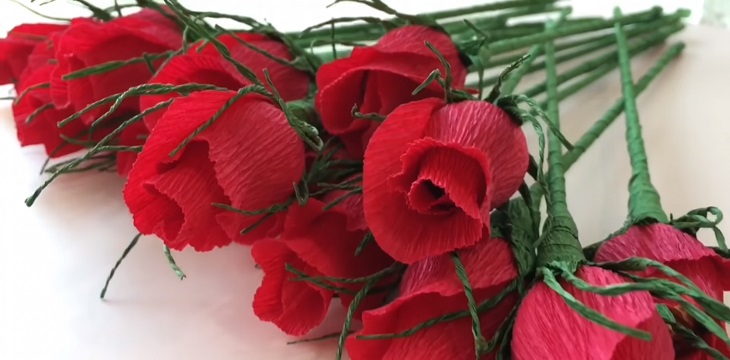 Cách làm một bó hoa hồng hoàn chỉnh bằng giấy nhún -b9